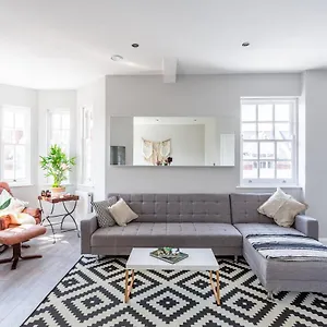 2 Bedroom With Sofa Bed In Apartment
