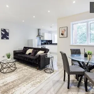 Sleek & Stylish 1Br City Centre Nr The Beach, High St & Adventure Island By Luxiety Stays Apartment